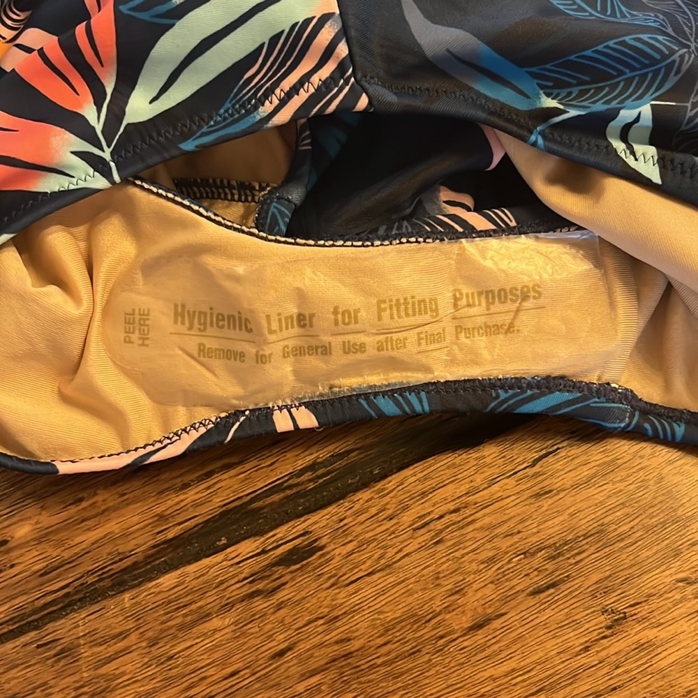 NWOT Old Navy One Piece Tropical Leaf Print Halter Swimsuit.  Size Small - Picture 5 of 6